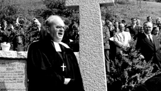Einweihung des Kriegerdenkmals durch Dekan Ackermann am 1. Mai 1957